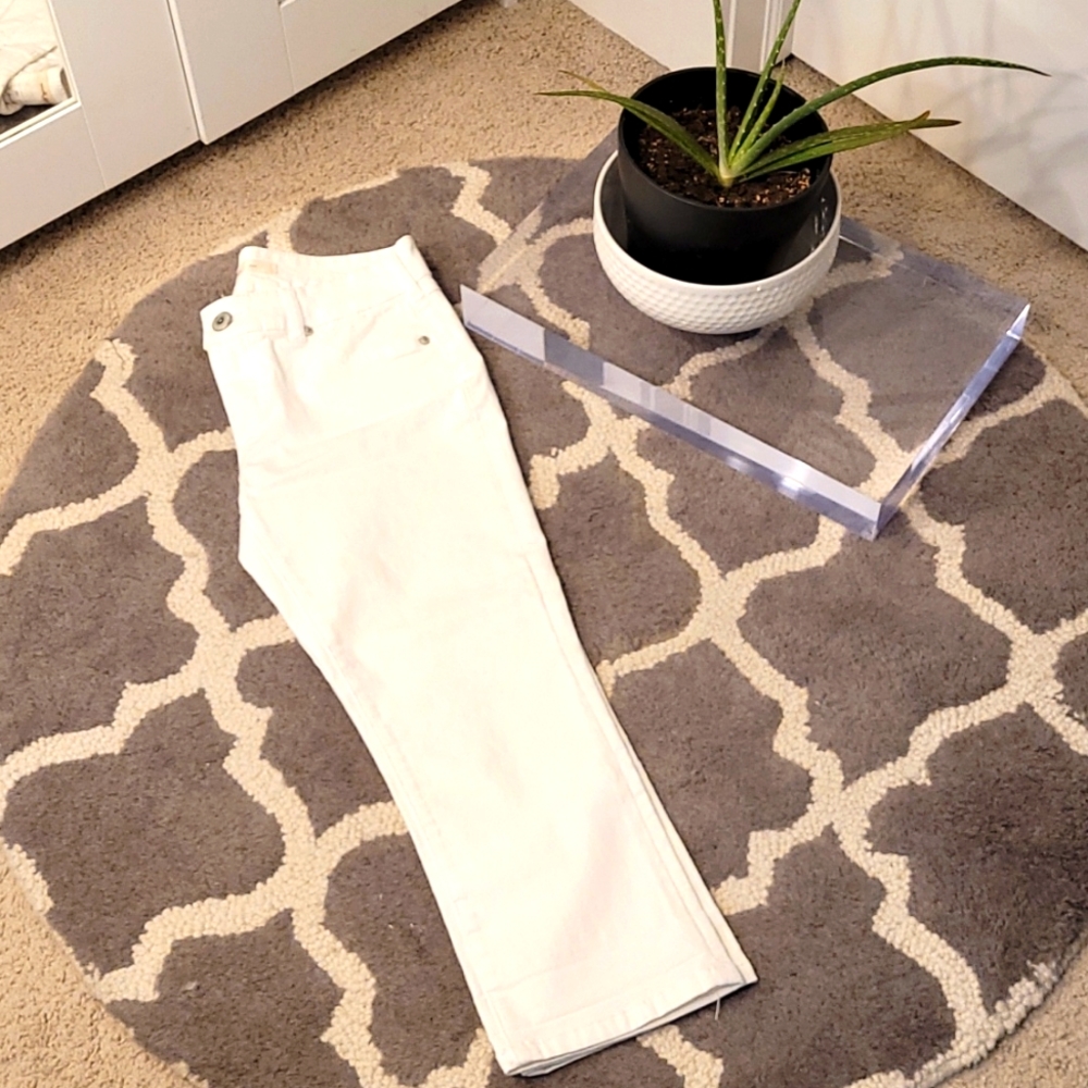 Brody Jeans - White Capri Jeans 💙 SALE!